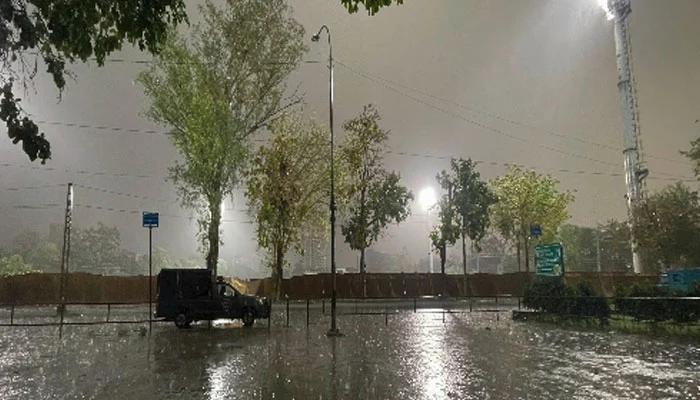 لاہور میں کالے بادلوں نے شام کردی، بارش سے موسم خوش گوار، بجلی نظام درہم برہم
